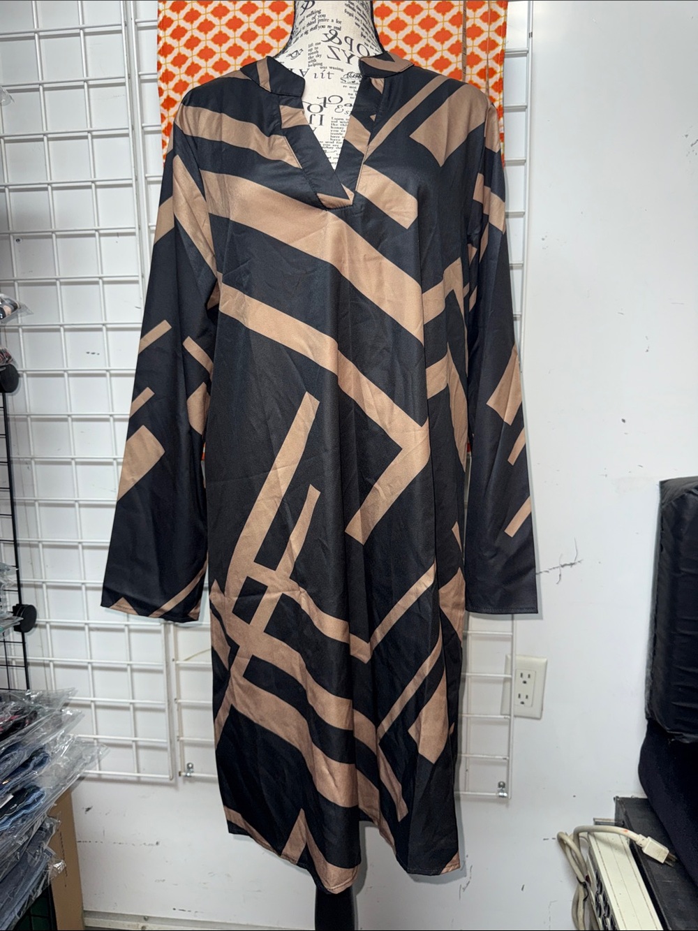SHEIN Black and Tan Geometric Long-Sleeve Shift Dress